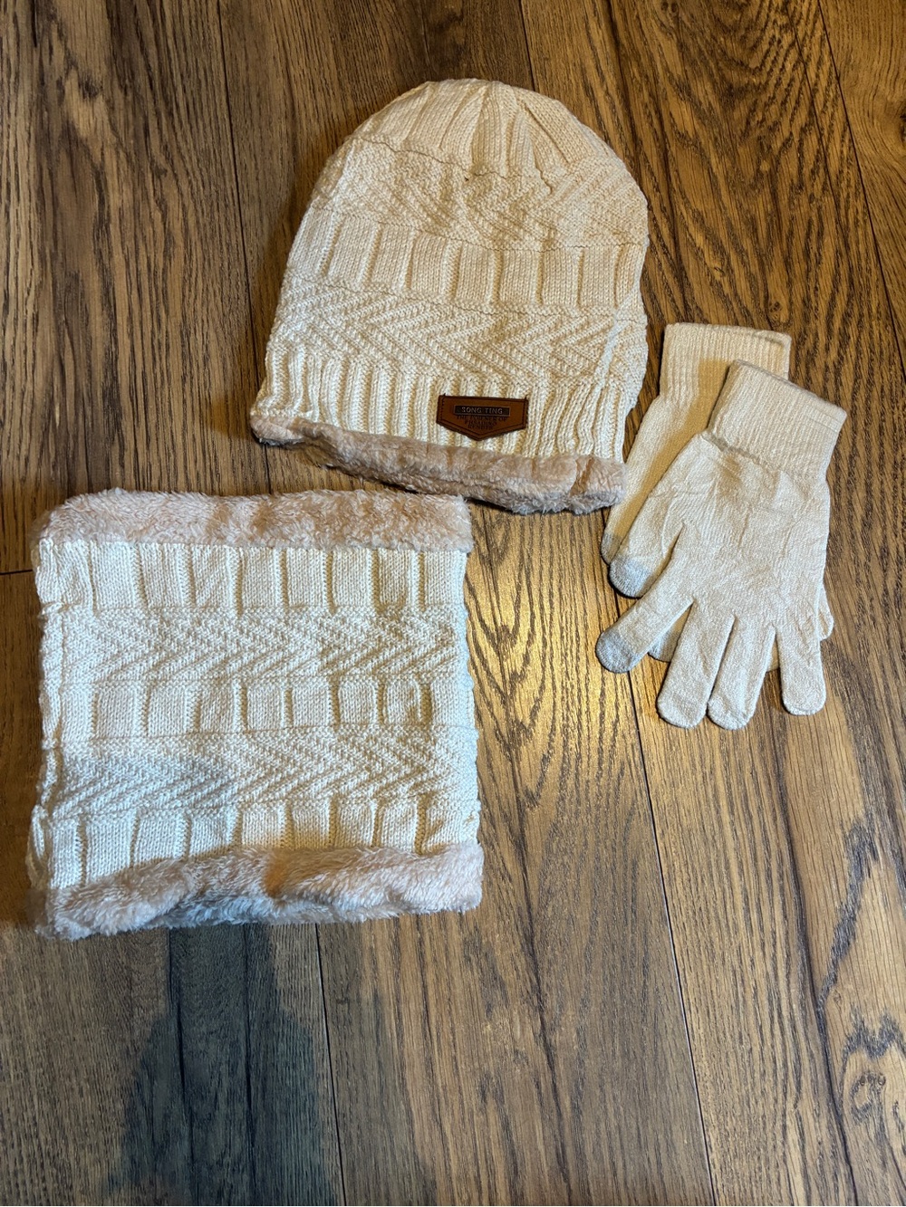 Song Ting 3-Pieces Winter Hat, Neck Warmer, Touchscreen Gloves Set.